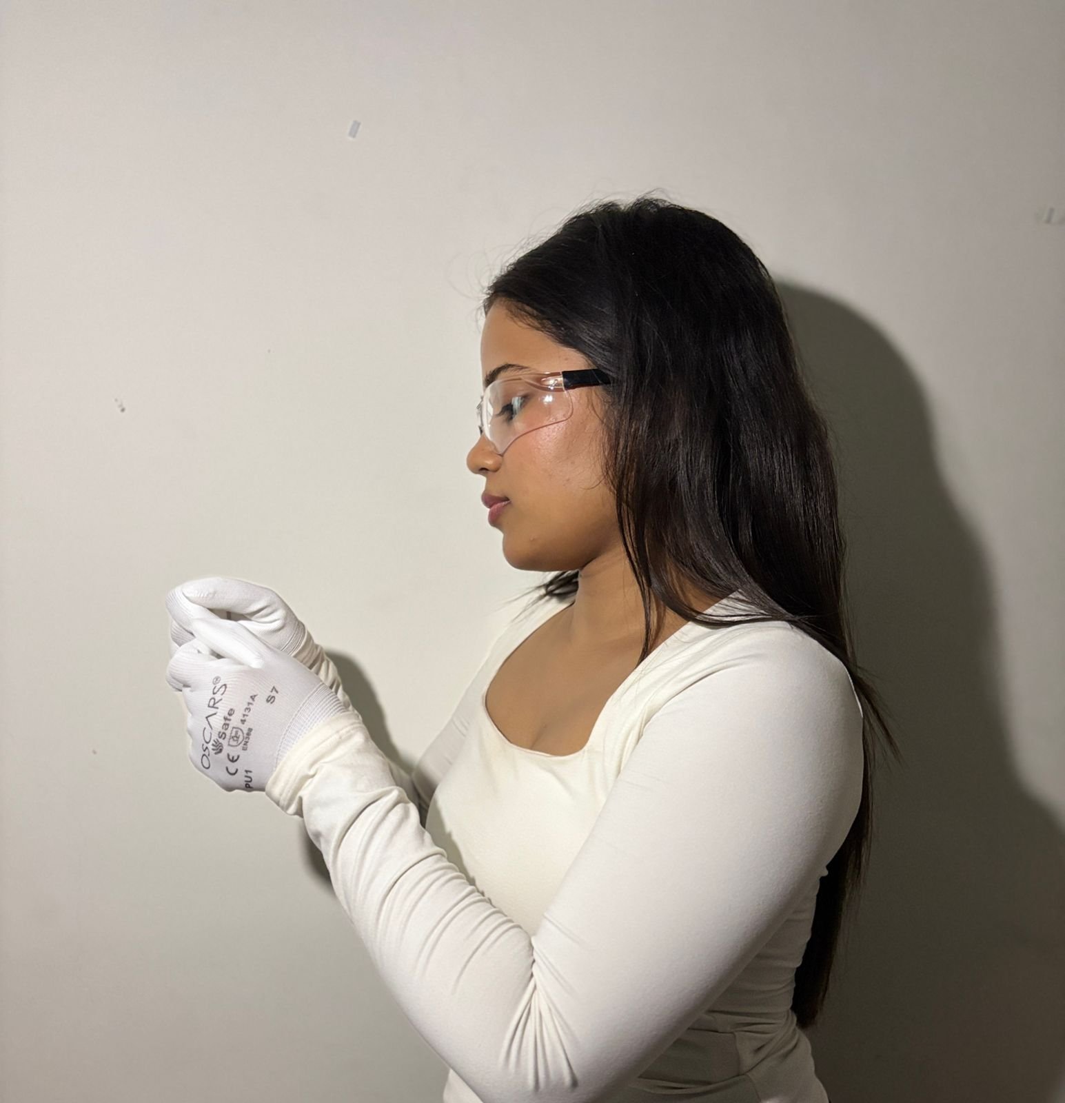 Oscars white safety glove side profile